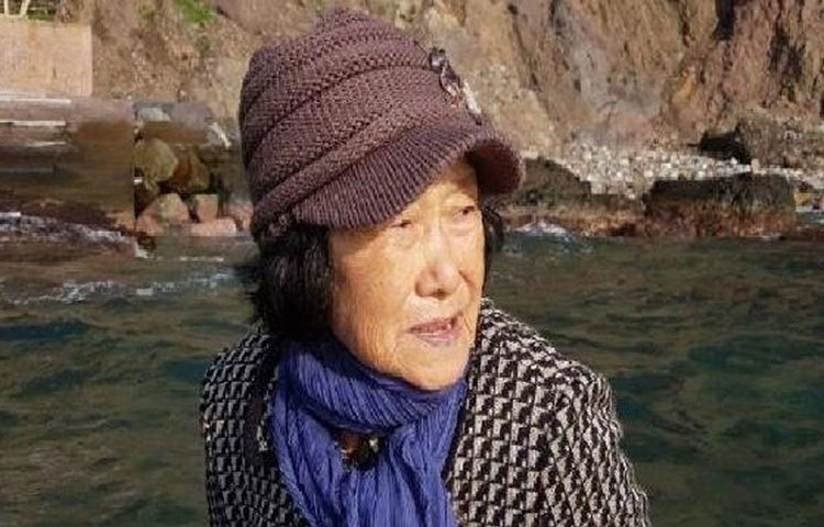 ৮১ বছরের কিম সিন ইওল কিন্তু পেরেছেন। ১৯৯১ সাল থেকে স্বামীর সঙ্গে ২৭ বছর একটি দ্বীপে বাস করতেন তিনি।