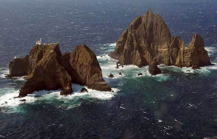 জাপান এই দ্বীপটিকে তাকেশিমা বললেও কোরীয়রা বলেন ডোকডো দ্বীপ। লিয়ানকোর্টস রক নামেও দ্বীপটি পরিচিত বহির্বিশ্বের কাছে।