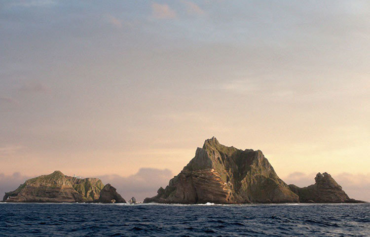 পুলিশ, নাবিক, পর্যটক, লাইটহাউস অপারেটর— অনেকেই এই দ্বীপে বেড়াতে আসেন। বেশির ভাগ সময়ই ঝড়বৃষ্টির আশপাশের জগত থেকে বিচ্ছিন্ন হয়ে পড়ে দ্বীপটি। ৭০-এর দশক নাগাদ ডাইভারদের বেশ কিছু পরিবার এই দ্বীপে থাকতেন। কিন্তু আবহাওয়ার কারণেই আস্তে আস্তে ফাঁকা হতে শুরু করে দ্বীপটি।