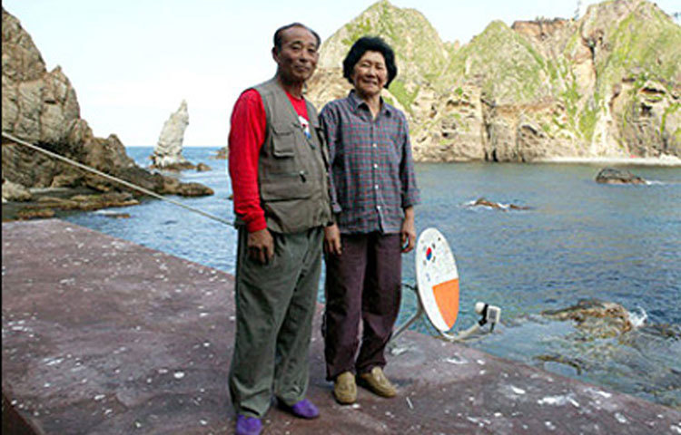 কিমের নাতি বলেন, তার দাদির কাছে এটি শান্তির জায়গা। তাই এখানে থাকতেই ভালবাসেন তিনি।