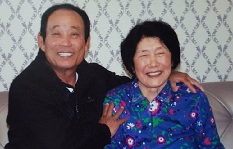 একা ভালো তো আছেনই, উল্টো নিজের ছেলে ও পুত্রবধূকেও দ্বীপের বাসিন্দা করতে চান কিম। পর্যটকদের কাছে ডাকটিকিট, সাবান ও সি ফুড বিক্রি করেই দিব্যি চলে যাবে, এমনটাই জানান তিনি।