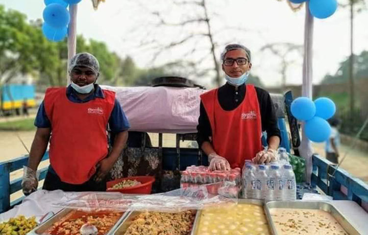 পথশিশুদের জন্য খাবার নিয়ে অপেক্ষা করছেন বিদ্যানন্দ ফাউন্ডেশনের কর্মীরা।