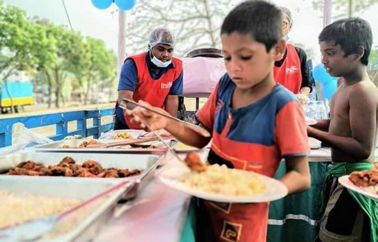 পছন্দের খাবার নিচ্ছে শিশুরা।