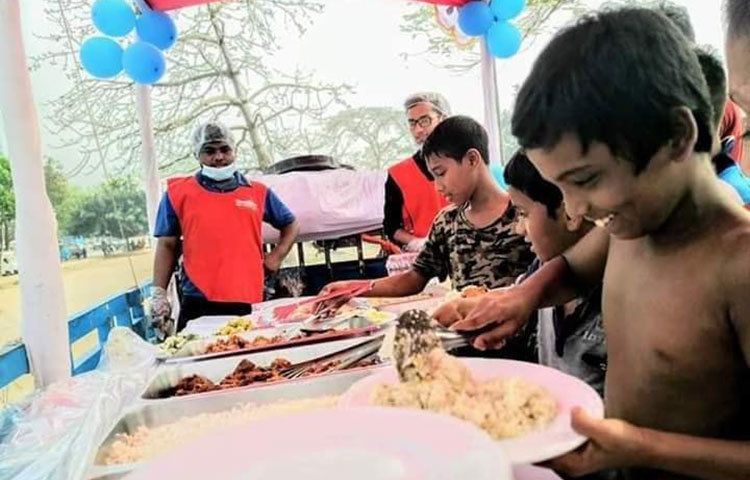 উন্নতমানের খাবার পেয়ে পথশিশুদের আহা কী আনন্দ!
