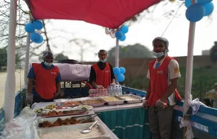 বিদ্যানন্দের কর্মীরা হাসি মুখে পথশিশুদের জন্য খাবার বিতরণ করে যাচ্ছে।