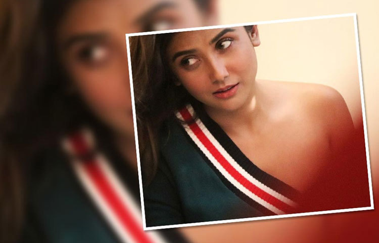 অবসরে আনমনে বসে আছেন পার্নো।