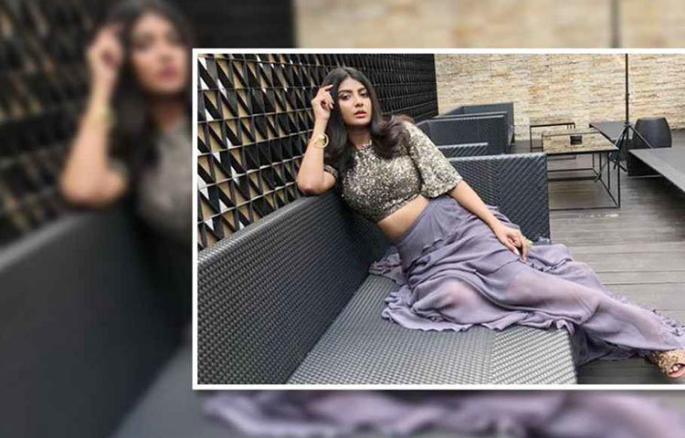 মোহময়ী সুন্দরী কন্যা পার্নো।