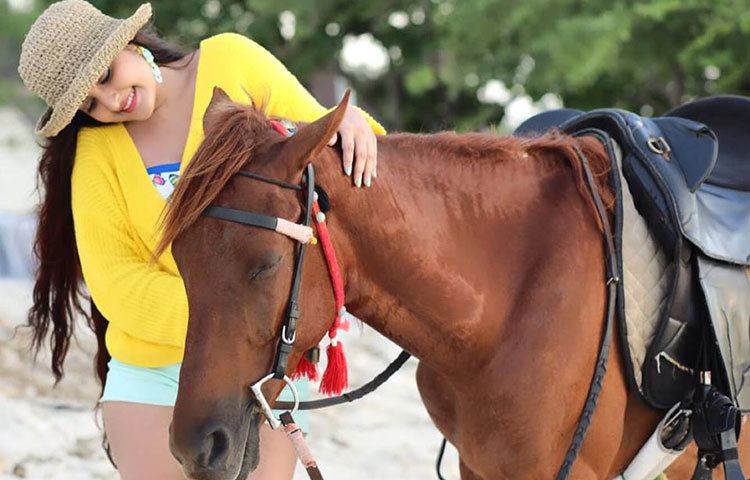 ঘোড়াকে আদর করছেন পরীমিনি।