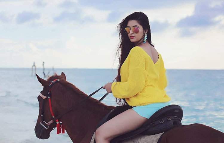 ঘোড়ার পিঠে চড়ে পরী যেন নীল দিগন্তে হারিয়ে যাচ্ছেন।