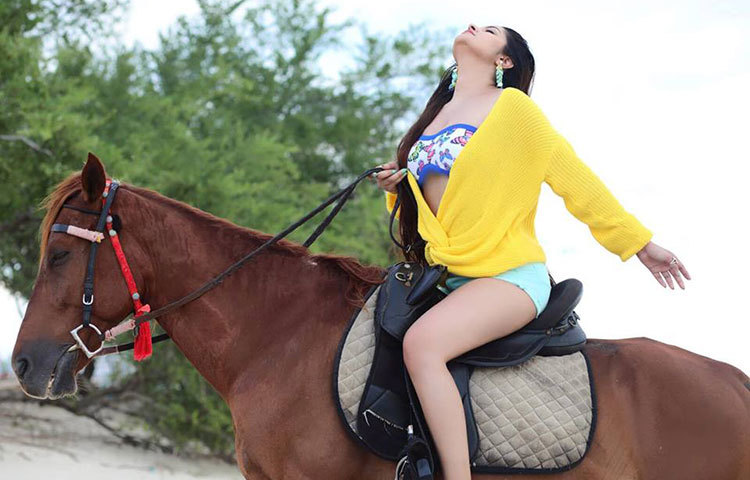 সবুজ প্রকৃতির মাঝে ঘোড়ায় চড়ে বুক ভরে নিঃশ্বাস নিচ্ছেন।