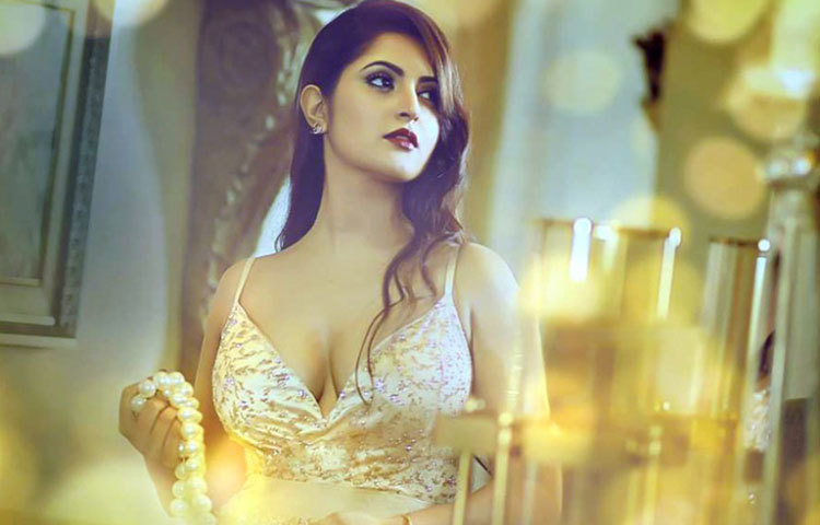 রূপে, গুণে ও অভিনয়ের দক্ষতার কারণে পরী হয়ে উঠেছেন জনপ্রিয় নায়িকাদের একজন।