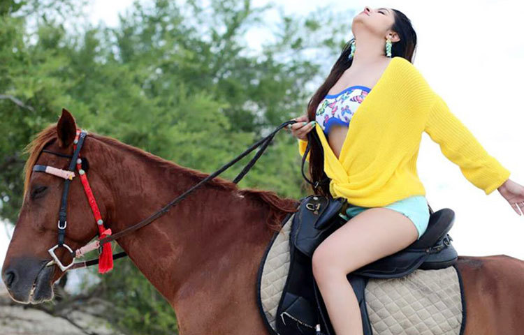 শুধু তাই নয়, পরী যখন সিনেমায় নাম লিখান তখন থেকেই কোনো না কোনো কারণে ছিলেন খবরের শিরোনামে।