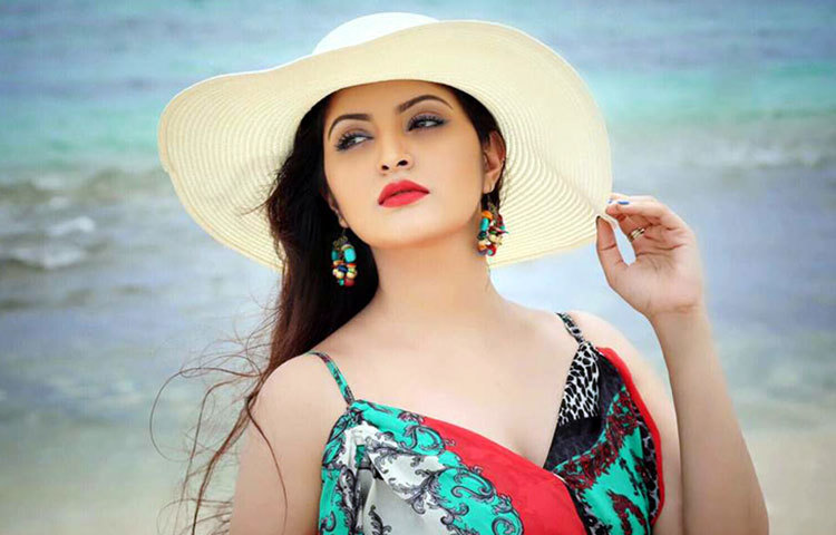 আনমনে পরীমিন।