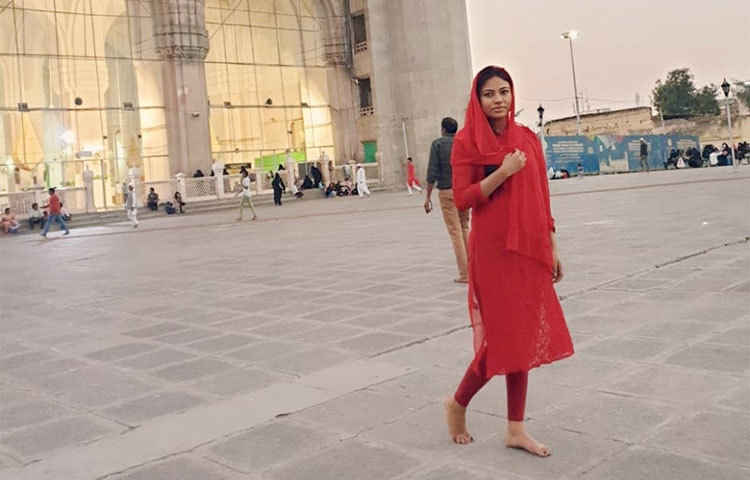 লাস্যময়ী ভঙ্গিতে প্রিয়াঙ্কা।