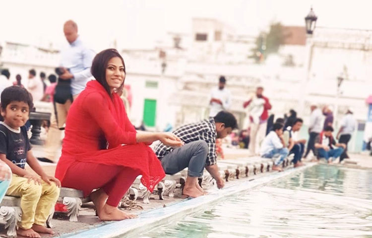 জনতার মাঝে হাসিখুশি প্রিয়াঙ্কা।