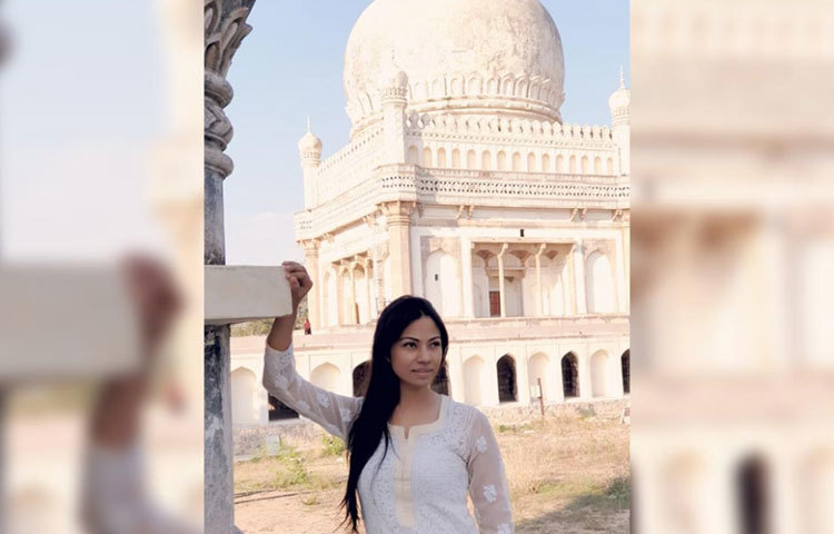 ঐতিহাসিক স্থাপনা দর্শনে প্রিয়াঙ্কা দে।