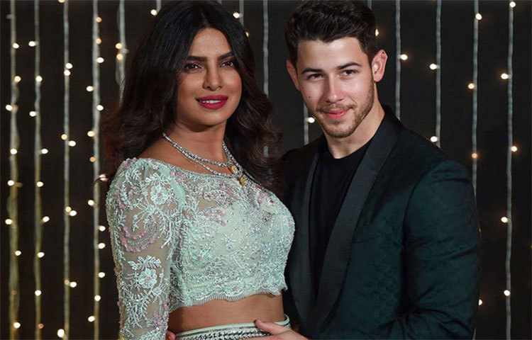 তাসের ঘরের চেয়েও ক্ষণস্থায়ী তারকাদের দাম্পত্য জীবন। এরই ধারাবাহিকতায় সংসার যাওয়ার খবর শোনা যাচ্ছে নিক-প্রিয়াঙ্কার।