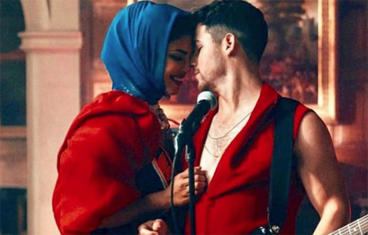 খবরে উল্লেখ করা হয় ‘প্রিয়াঙ্কার বদরাগী মেজাজ ও বাড়াবাড়ি রকমের নিয়ন্ত্রণের চেষ্টায় নাকি অতিষ্ঠ নিক!