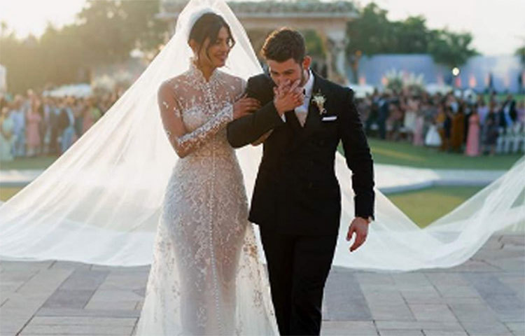 প্রিয়াঙ্কা নাকি ২১ বছরের তরুণীর মতোই আচরণ করছেন। সংসারে তিনি উদাসীন।