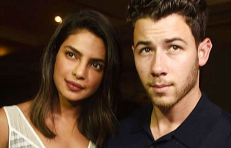 তবে নিক-প্রিয়াঙ্কার ঘনিষ্ঠজনরা এমন খবরকে গুজব বলেই উড়িয়ে দিচ্ছেন। তারা বলছেন এগুলো বাজে কথা।