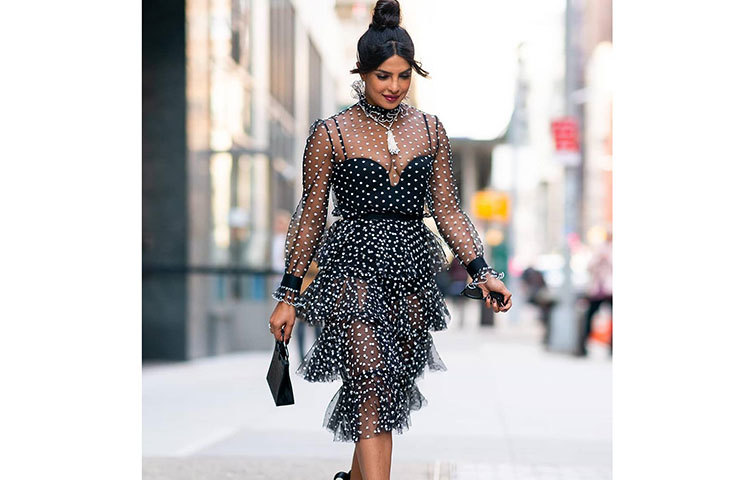 প্রিয়াঙ্কা চোপড়ার ফ্যাশন পছন্দ আজকাল প্রায়ই আলোচনা-সমালোচনায় উঠে আসে।