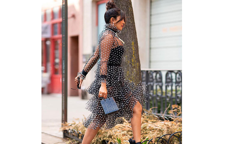 নজর কাড়ল প্রিয়াঙ্কার কালো বো টাই স্টিলেটো।