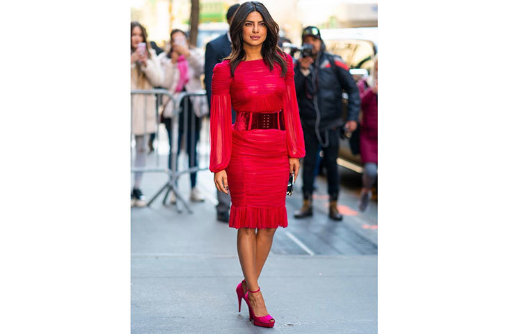 মঙ্গলবার দুপুরে নিউইয়র্কের একটি টিভি চ্যানেলের টক শোয়ে যাওয়ার সময় গোলাপী রঙের পোশাকে নজর কেড়েছিলেন প্রিয়াঙ্কা।