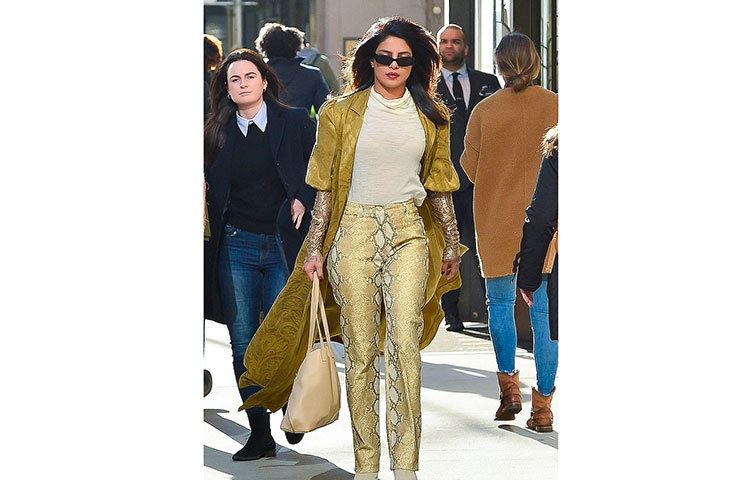 মঙ্গলবার নিউ ইয়র্কে গোল্ডেন গ্রিন পোশাকে নজর কেড়েছিলেন প্রিয়াঙ্কা।