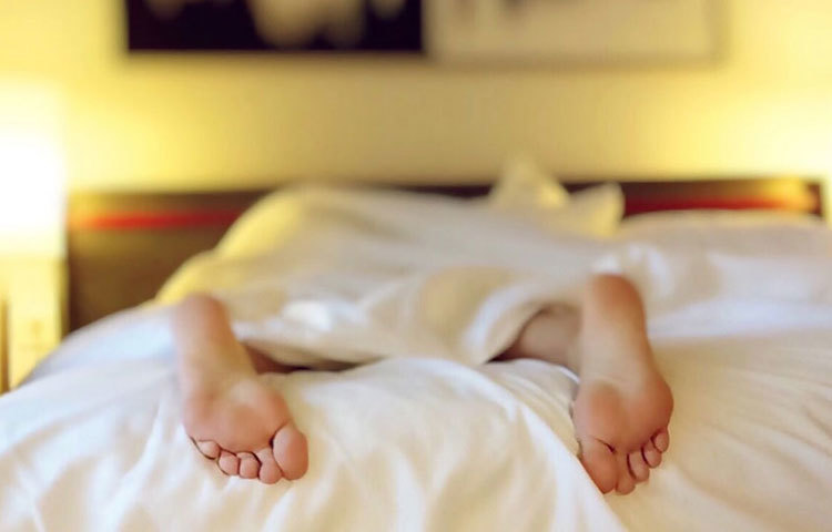 রাতে ঘুম আসতে অনেক বেশি সময় লাগলে।