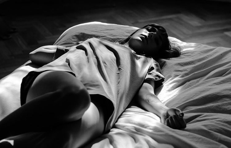 যখনই ঘুমোতে যান না কেন, রোজ খুব ভোরে যদি ঘুম ভেঙে যায়।