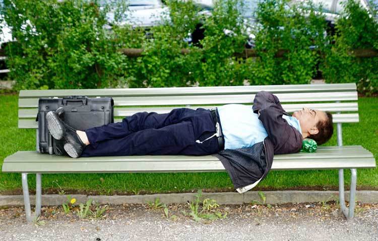 যদি ঘুমনোর পর পায়ের পাতায় সুড়সুড়ি বা খিঁচুনি অনুভব করেন।