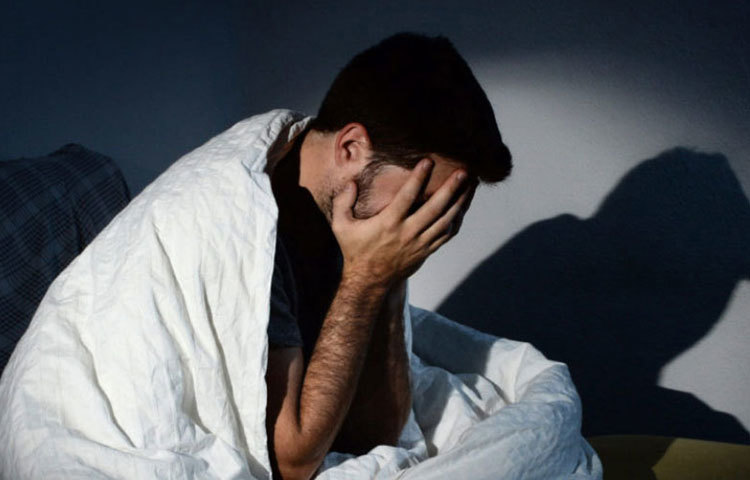 সারা রাত যদি ঘুমের মধ্যেও সজাগ ভাব কাজ করে বা ঘুমানোর পরও যদি আশেপাশে কী ঘটছে সে সম্পর্কে সজাগ থাকেন।