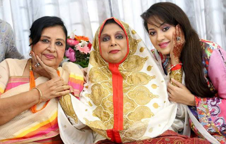 চিত্রনায়িকা শবনম ও অভিনেত্রী তারিন জাহান শাহনাজ রহমতুল্লাহর সঙ্গে।