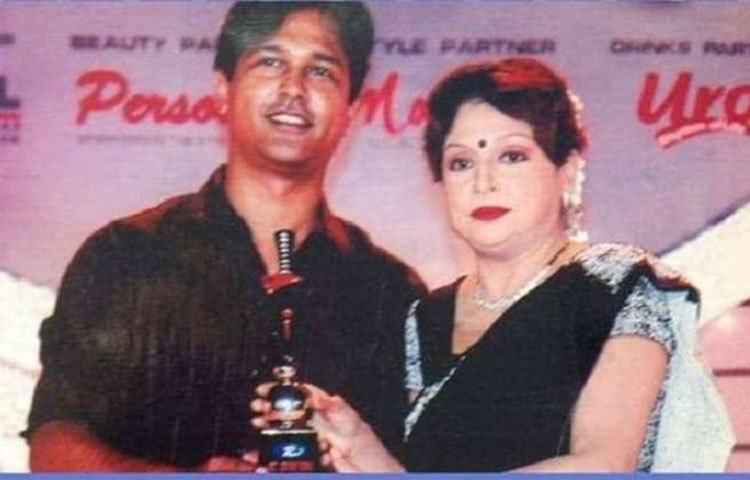 শাহনাজ রহমতুল্লাহর হাত থেকে এক অনুষ্ঠানে পুরস্কার নিচ্ছেন এ প্রজন্মের জনপ্রিয় সংগীতশিল্পী আফিস।