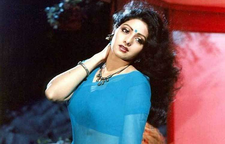 শ্রীদেবীর পরনের এই নীল শাড়িটি ছিল নব্বইয়ের দশকের ফ্যাশনের অন্যতম একটি পোশাক।