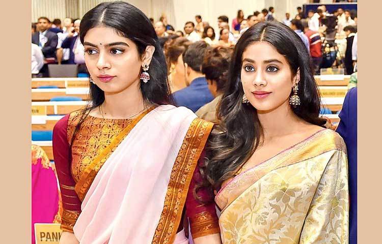 শ্রীদেবীর দুই মেয়েও মায়ের পছন্দের কয়েক’শ শাড়ি থেকে নিয়ে পরেন মাঝেমধ্যেই।