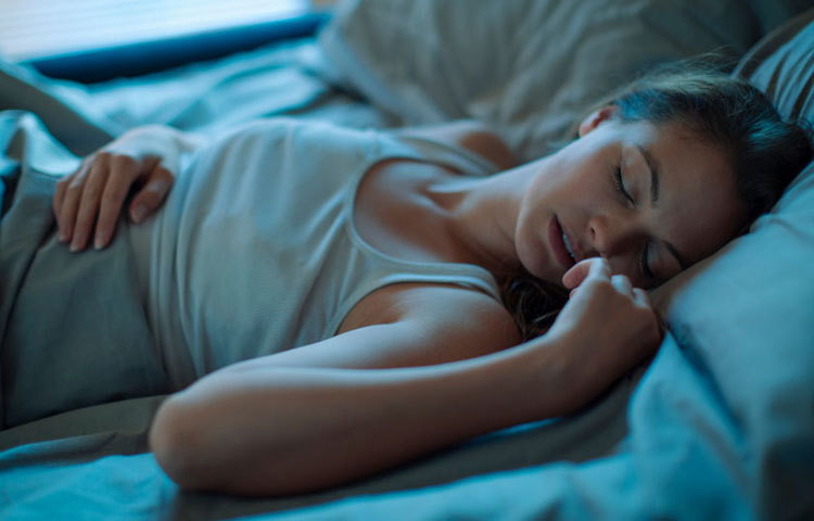 আপনার বালিশটি যদি ‘পারফেক্ট’ না হয়, সে ক্ষেত্রে আপনার শরীরের উপরের অংশে নানা সমস্যা তৈরি হতে পারে। বালিশ ঠিকঠাক না হলে মাথা ব্যথা, ঘাড়ে ব্যথা, পিঠে ব্যথা ক্রমশ বাড়তেই থাকে। তাই নিয়মিত এমন হতে থাকলে বুঝতে হবে, বালিশ বদলে ফেলার সময় হয়েছে।