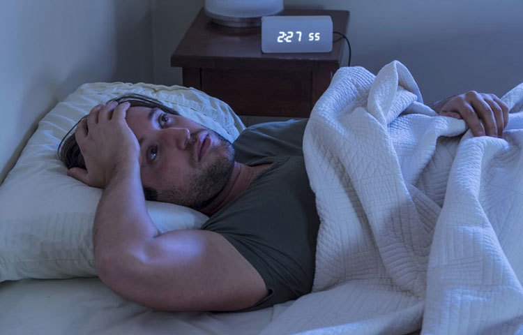 ঘুমের সময় শোবার ভঙ্গিই বলে দেবে যে, আপনার বালিশটি আরামদায়ক কিনা! ঘুমের সময় আপনার শোবার ভঙ্গি যদি ঠিকঠাক না থাকে বা ঘুমের সময় যদি আপনার কাঁধের আশেপাশের অংশ যদি ঝুলে থাকে তাহলে বুঝতে হবে, বালিশ বদলে ফেলার সময় হয়েছে।