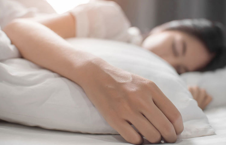 কোনো বালিশ দীর্ঘদিন ধরে ব্যবহারের ফলে সেটি শক্ত হয়ে যায় বা সেটির আকার পরিবর্তিত হয়ে যায়। বালিশের উচ্চতা এমন হওয়া উচিৎ, যাতে কাঁধ বা ঘাড় না বাঁকিয়ে মোটামুটি সোজা বা সমান্তরাল রেখে শোওয়া যায়। বালিশ অতিরিক্ত শক্ত হলে বা সেটির উচ্চতা সঠিক না হলে নানা সমস্যা হতে পারে। তাই এ ক্ষেত্রে বালিশ বদলে ফেলাই ভালো।