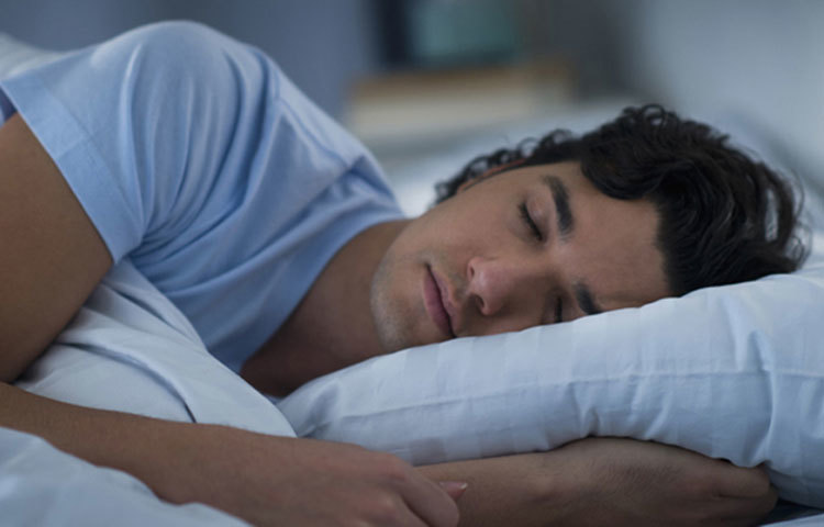 আপনি কি সব সময় ঘুম থেকে উঠেই হাঁচি দেন? তাহলে বুঝতে হবে আপনার পুরনো বালিশটিতে ধুলো বা অ্যালার্জি সৃষ্টিকারী জীবাণু বাসা বেঁধেছে। এর ফলেই অ্যালার্জি বা অনর্গল হাঁচি ছাড়াও বিভিন্ন ধরনের সমস্যার সৃষ্টি হতে পারে। তাই দেরি না করে বালিশটি দ্রুত বদলে ফেলাই ভালো।