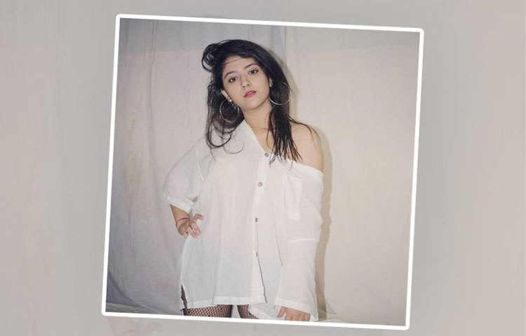 স্নেহার প্রকৃত নাম শ্রিয়া। তার জন্ম হিমাচল প্রদেশের পালামপুরে।