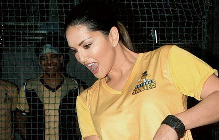 ২০১২ সালে বলিউডে পা রেখেছেন সানি। তারপর হাজার ব্যস্ততার মাঝেও তিনি ক্রিকেটের খোঁজ-খবর রাখেন বলে জানালেন।