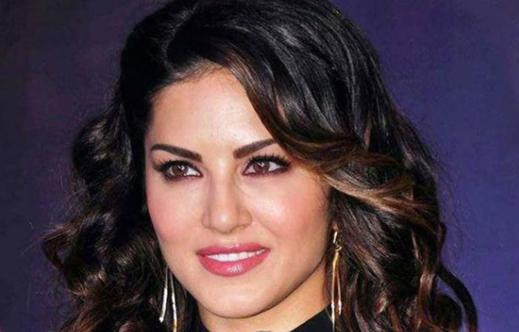 সানি লিওন বললেন, ‘আমার প্রিয় ক্রিকেট তারকা মহেন্দ্র সিং ধোনি। ওর মেয়ে জিভাকেও আমার খুব মিষ্টি লাগে। ধোনি পরিবারকে সময় দেয়। ওর ব্যাপারে এটাই আমার সব থেকে বেশি ভালো লাগে।’