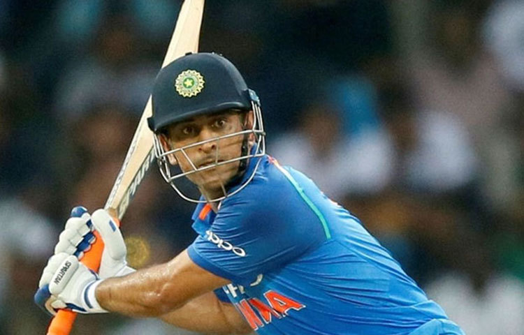 ক্রিকেটে তার কোনটা পছন্দ ও কোনটা নয়, সেই সব নিয়েও কথা বললেন সানি লিওন। বললেন, ধোনির প্লেয়িং-স্টাইল তার বেশ পছন্দের।