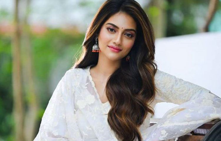 মিমির পাশাপাশি ভোটে দাঁড়াচ্ছেন টালিগঞ্জের আরও এক নায়িকা নুসরাত জাহান, বসিরহাট কেন্দ্র থেকে প্রার্থী হচ্ছেন নুসরাত।