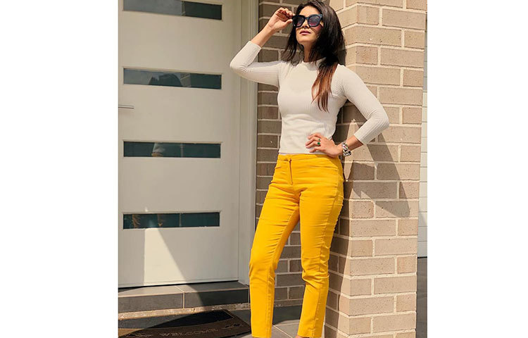 তানজিন তিশা কালো চশমায়।