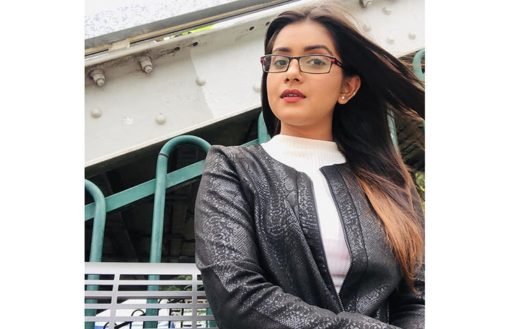 অবসর সময়ে খোলা চুলে তিশা।