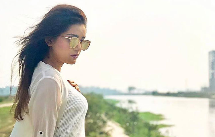 সাদা পোশাকে তিশার নদী দর্শন।