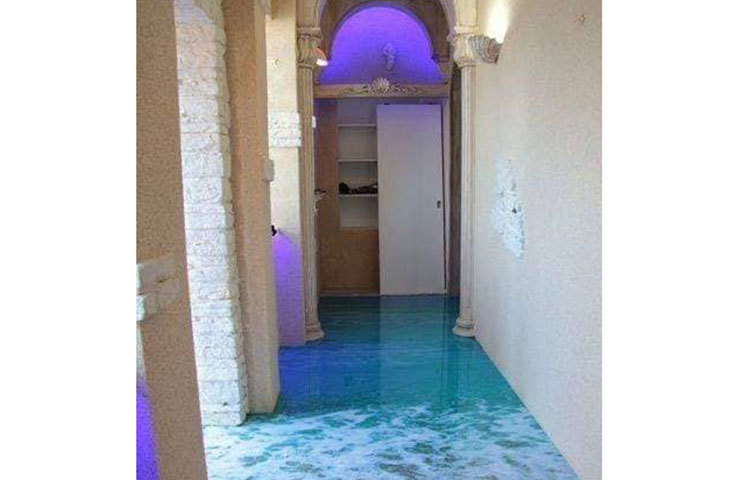 বারান্দায় নীল জলের ধারা বয়ে চলছে।