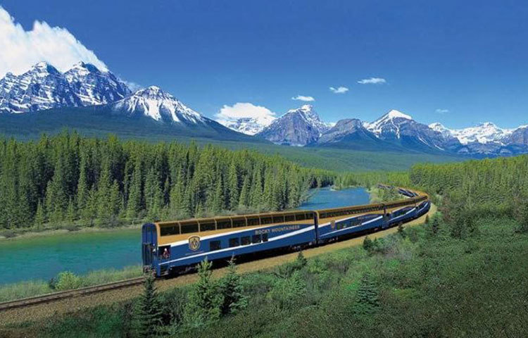 কানাডিয়ান পাহাড়ি এলাকা দিয়ে এই ট্রেনের চলাচল।